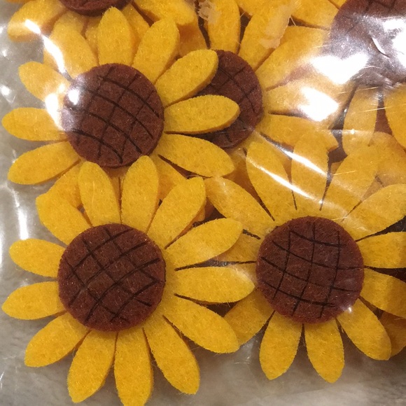 Felt Sunflowers Crafting Bundle Four Packs of 12 pceach 4cm Mini Sunflowers NWT - Picture 5 of 12